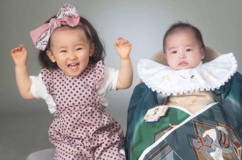 お宮参りの撮影で兄弟姉妹一緒に