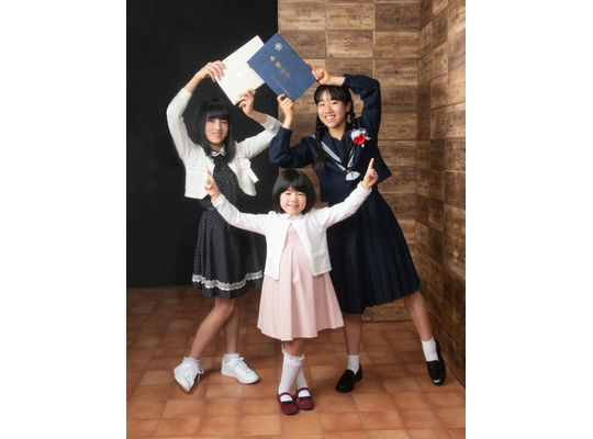 姉妹で卒業記念の写真撮影