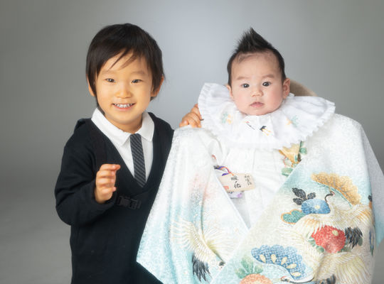 お宮参りでお兄ちゃんと一緒に撮影