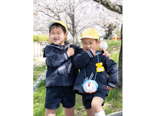 桜の前で記念撮影