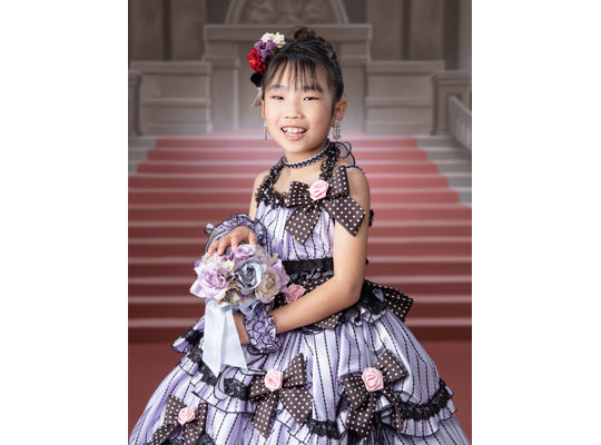 ゴージャスなドレスでポーズ